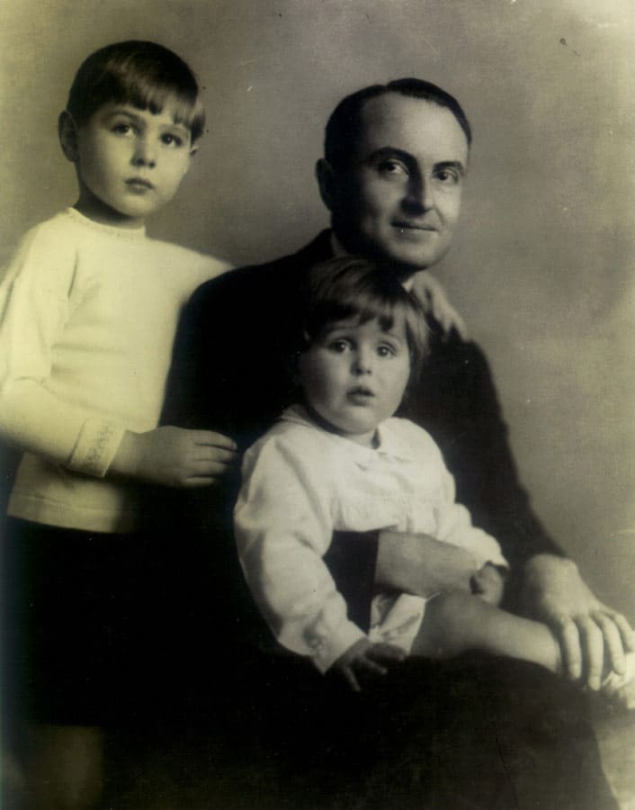 Nj.K.V Knez Pavle i sa sinovima Nj.K.V. Kneževićem Aleksandrom i Kneževićem Nikolom