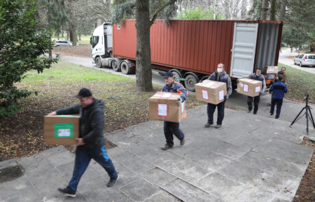 BOŽIĆNI POKLONI ZA VIŠE OD 1000 DECE IZ SRBIJE I REPUBLIKE SRPSKE STIGLI IZ ČIKAGA
