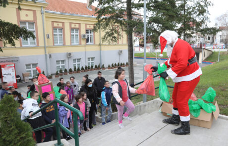 FONDACIJA Nj.K.V. PRINCEZE KATARINE NASTAVLJA SA PODELOM BOŽIĆNIH PAKETIĆA ZA DECU