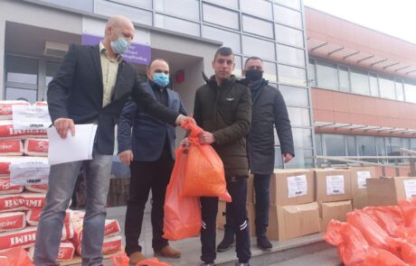 Подела пакета помоћи српским породицама у општини Ранилуг на Косову и Метохији