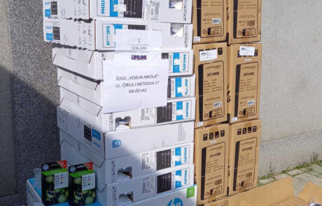 Донација компјутера и штампача за децу из школа и домова