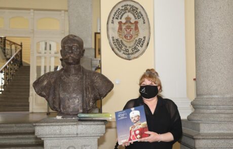 Sekretar OŠ “Kralj Petar I” primila je knjige na poklon za školsku biblioteku