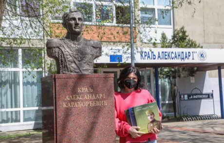 Bibliotekar OŠ “Kralj Aleksandar I” primila je knjige na poklon za školsku biblioteku