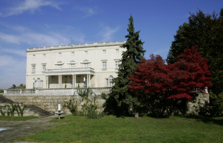 Бели двор, један од два двора на Краљевском комплексу