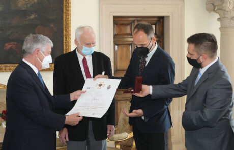 Nj.K.V. Prestolonaslednik Aleksandar sa g. Đorđem i g. Ivanom Stratimirovićem