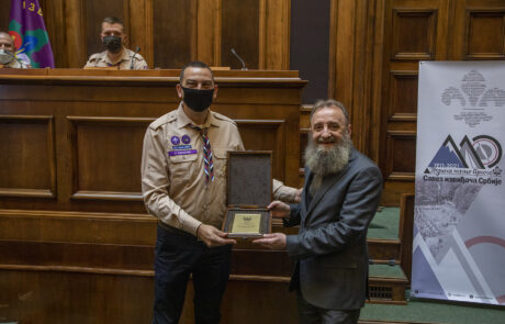 Г. Предраг Марковић, члан Крунског савета, прима "Златни извиђачки знак са венцем" у име Њ.К.В. Престолонаследника Александра, старешине Краљевског дома