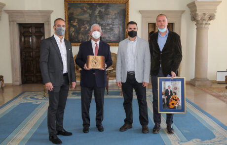 NjKV Prestolonaslednik Aleksandar sa predstavnicima Kraljevskog fudbalskog kluba „Ravna Gora“