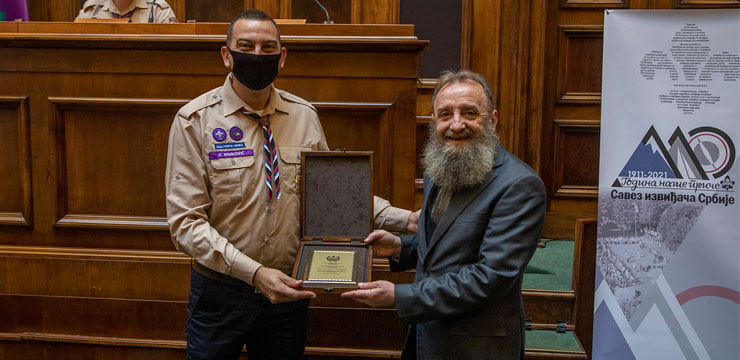 SAVEZ IZVIĐAČA SRBIJE DODELIO ZLATNI IZVIĐAČКI ZNAК S VENCEM КRALJEVSКOJ PORODICI