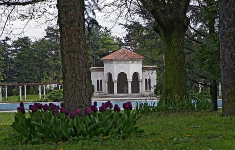 Mermerni paviljon u Dvorskom parku