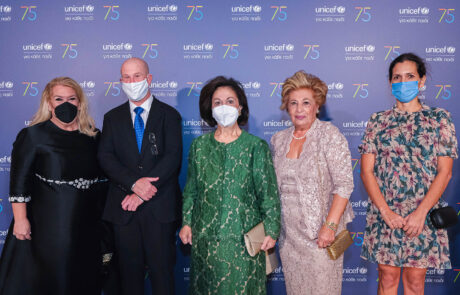 Nj.K.V. Princeza Katarina sa g. Lučanom Kalestinijem, predstavnikom UNICEF-ove kancelarije u Grčkoj, g-đom Aspasijom Plakantonaki, zamenikom predstavnika UNICEF-ove kancelarije u Grčkoj i g-đom Beti Rumeliotis, Princezinom sestrom (Foto – UNICEF/Grčka/Athanatos)