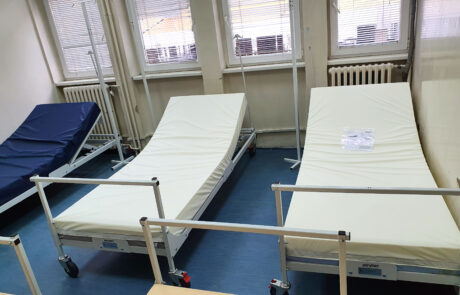 Donacija Princeze Кatarine i Projekta C.U.R.E. od 70 potpuno novih podesivih bolničkih kreveta marke Strajker sa dušecima i stalcima za infuziju, kao i 1.800 specijalnih bolničkih termometara bolnicama u Srbiji