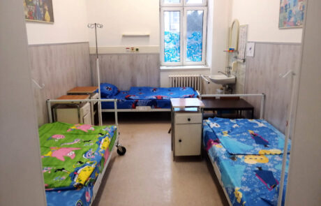 Donacija Princeze Кatarine i Projekta C.U.R.E. od 70 potpuno novih podesivih bolničkih kreveta marke Strajker sa dušecima i stalcima za infuziju, kao i 1.800 specijalnih bolničkih termometara bolnicama u Srbiji