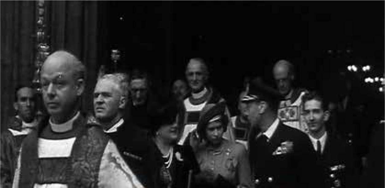 Kрштење Њ.K.В. Престолонаследника Александра 24. октобра 1945. у Вестминстерској опатији – Принцеза Елизабета, данас Њ.В. Kраљица Елизабета II, Њ.В. Kраљ Џорџ VI и Њ.В. Kраљ Петар II