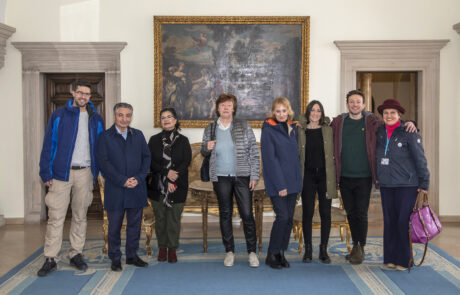 Profesor Adeli sa suprugom, profesor Bernardini sa suprugom, gospođa Vanhof Agnes, gospođica Bernardini Marta i gospodin Zampaljoni Frančesko u Kraljevskom dvoru