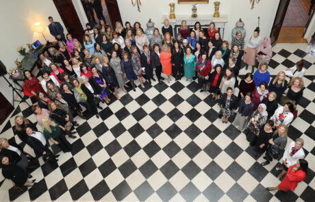 NJ.K.V. Princeza Katarina sa g-đom Tamarom Vučić, suprugom predsednika Republike Srbije NJ.E. g-dina Aleksandra Vučića, NJ.E. g-đom Keti Čaba, ambasadorkom Kanade, NJ.E. dr Alonom Fišer Kam, ambasadorkom Izraela, NJ.E. g-đom Nadom Al Akl, ambasadorkom Libana, NJ.E. g-đom Oanom Kristinom Popa, ambasadorkom Rumunije, NJ.E. g-đom Aidom Smajić, ambasadorkom BiH, i drugim uvaženim gošćama na “Damskom ručku”, Beli dvor 2020. godine