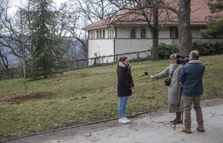 Reprezentativci Srbije u atletici Anja Lukić, Elzan Bibić i Boško Kijanović posadili su memorijalno drvo za Svetsko prvenstvo u dvorani na Kraljevskom kompleksu.