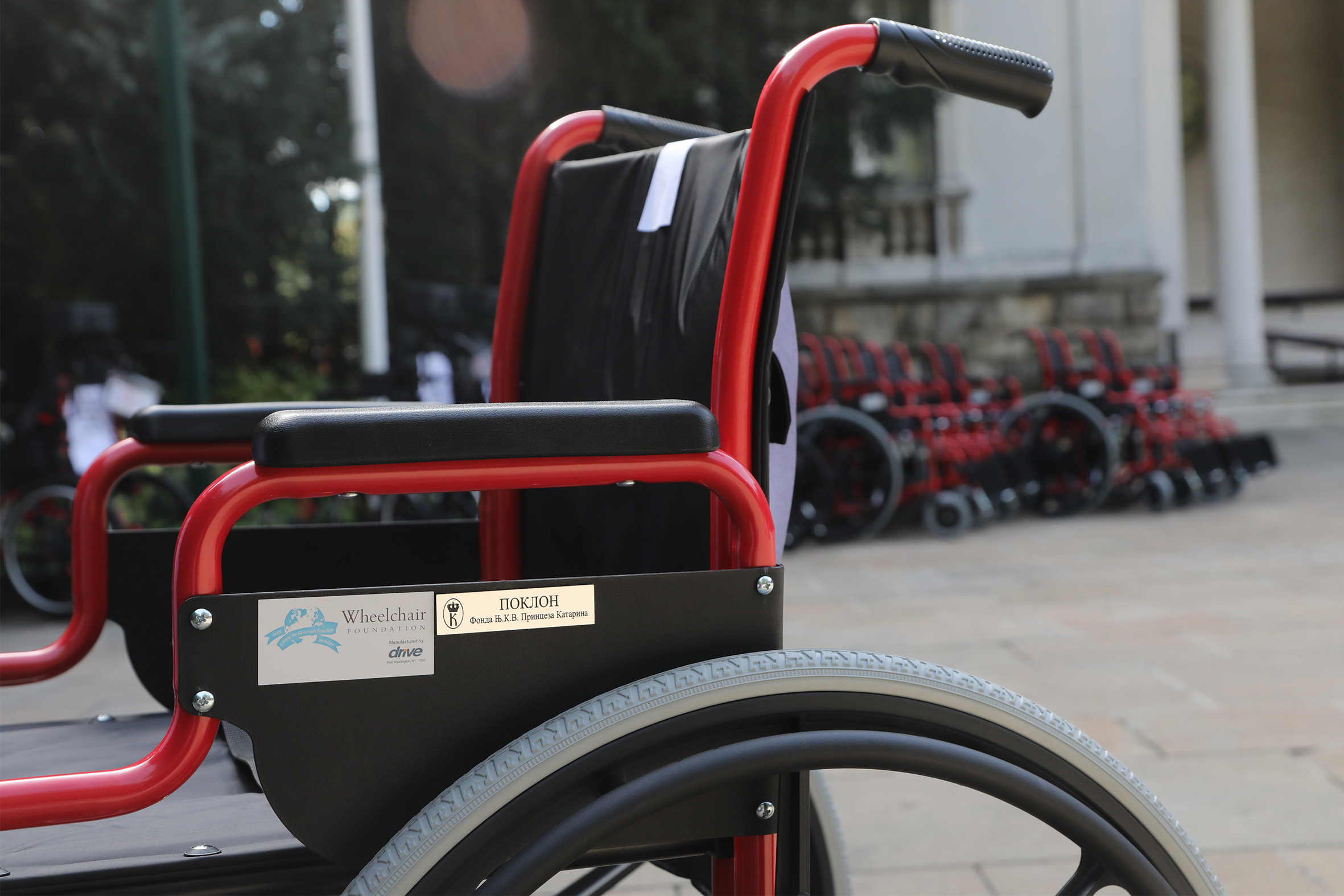 Испорука инвалидских колица у Белом двору