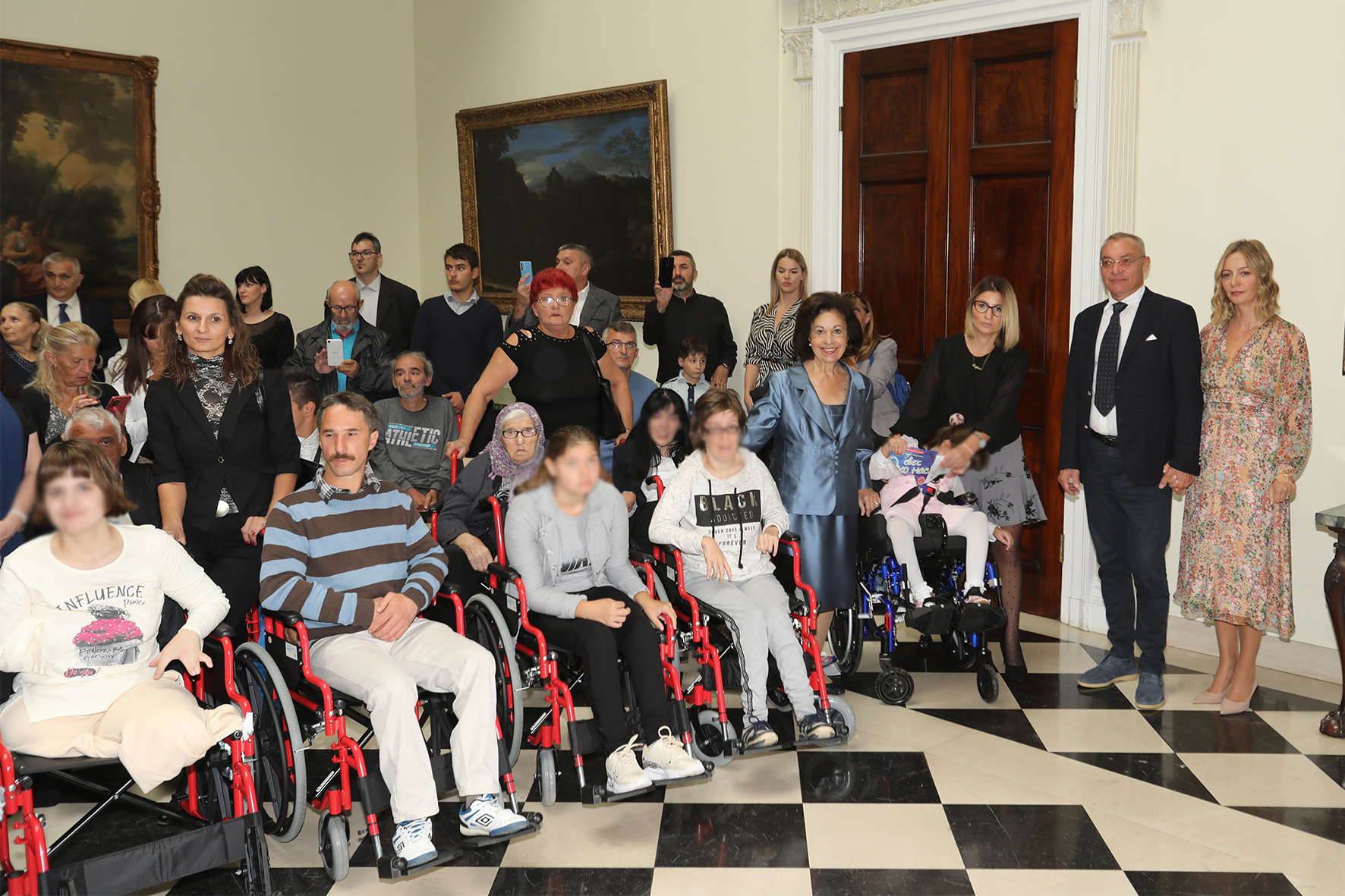Краљевски пар испоручио инвалидска колица за српске установе у Белом двору