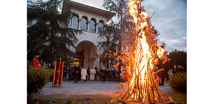 KRALjEVSKA PORODICA PROSLAVILA BADNjE VEČE U KRALjEVSKOM DVORU