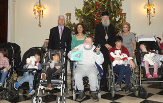 БОЖИЋНИ ПРИЈЕМИ КРАЉЕВСКЕ ПОРОДИЦЕ ОБРАДОВАЛИ ВИШЕ ОД 1.000 ДЕЦЕ