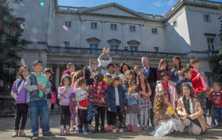 КРАЉЕВСКА ПОРОДИЦА ОБРАДОВАЛА ВИШЕ ОД 1.000 ДЕЦЕ ЗА ВАСКРС