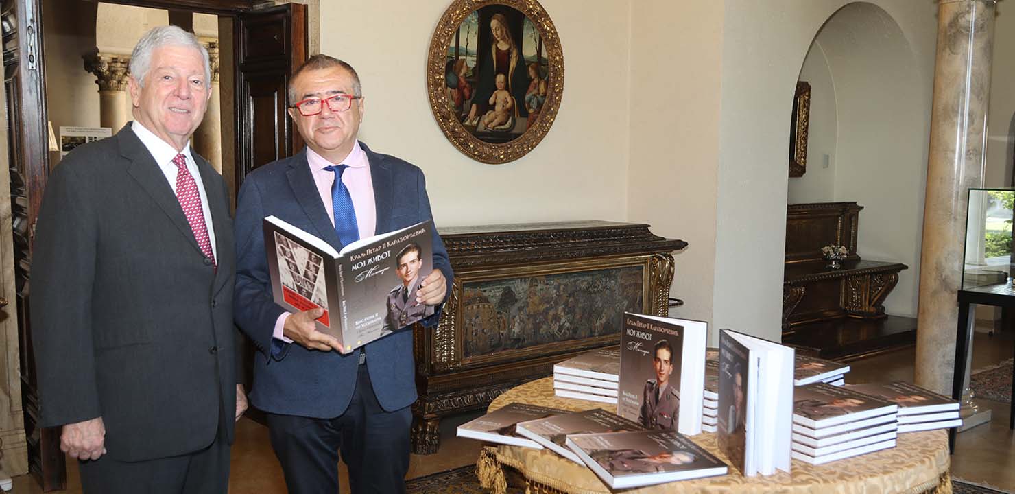 ПОКЛОНОМ НАРОДНОЈ БИБЛИОТЕЦИ ПРЕСТОЛОНАСЛЕДНИК ОДАО ПОЧАСТ ОЦУ