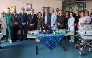 KRALjEVSKI PAR URUČIO POMOĆ DEČIJIM ODELjENjIMA KRALjEVAČKE BOLNICE