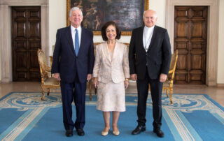 KRALjEVSKA PORODICA ČESTITA VASKRS (PO GREGORIJANSKOM KALENDARU)