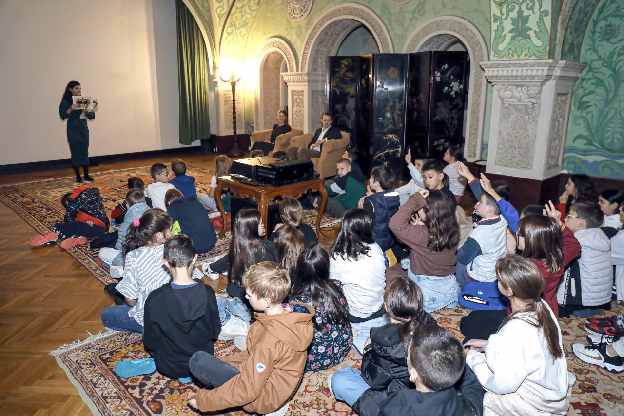 ПРИНЦ НАСЛЕДНИК ФИЛИП И ПРИНЦЕЗА ДАНИЦА ДОМАЋИНИ РАДИОНИЦЕ ПОД ОТВОРЕНИМ НЕБОМ У КРАЉЕВСКОМ ДВОРУ HEREDITARY PRINCE FILIP AND PRINCESS DANICA WELCOMED WORKSHOP UNDER THE OPEN SKY AT THE ROYAL PALACE