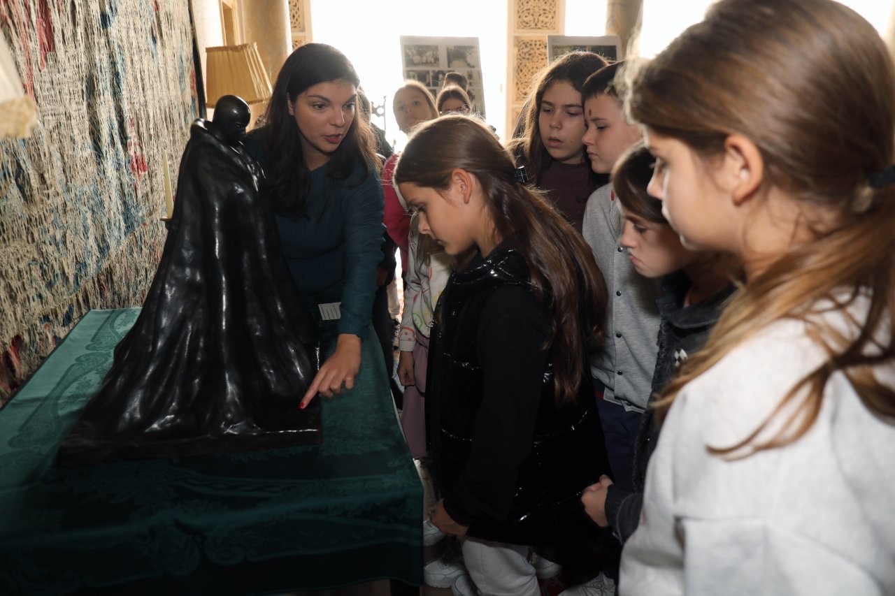 ПРИНЦ НАСЛЕДНИК ФИЛИП И ПРИНЦЕЗА ДАНИЦА ДОМАЋИНИ РАДИОНИЦЕ ПОД ОТВОРЕНИМ НЕБОМ У КРАЉЕВСКОМ ДВОРУ HEREDITARY PRINCE FILIP AND PRINCESS DANICA WELCOMED WORKSHOP UNDER THE OPEN SKY AT THE ROYAL PALACE