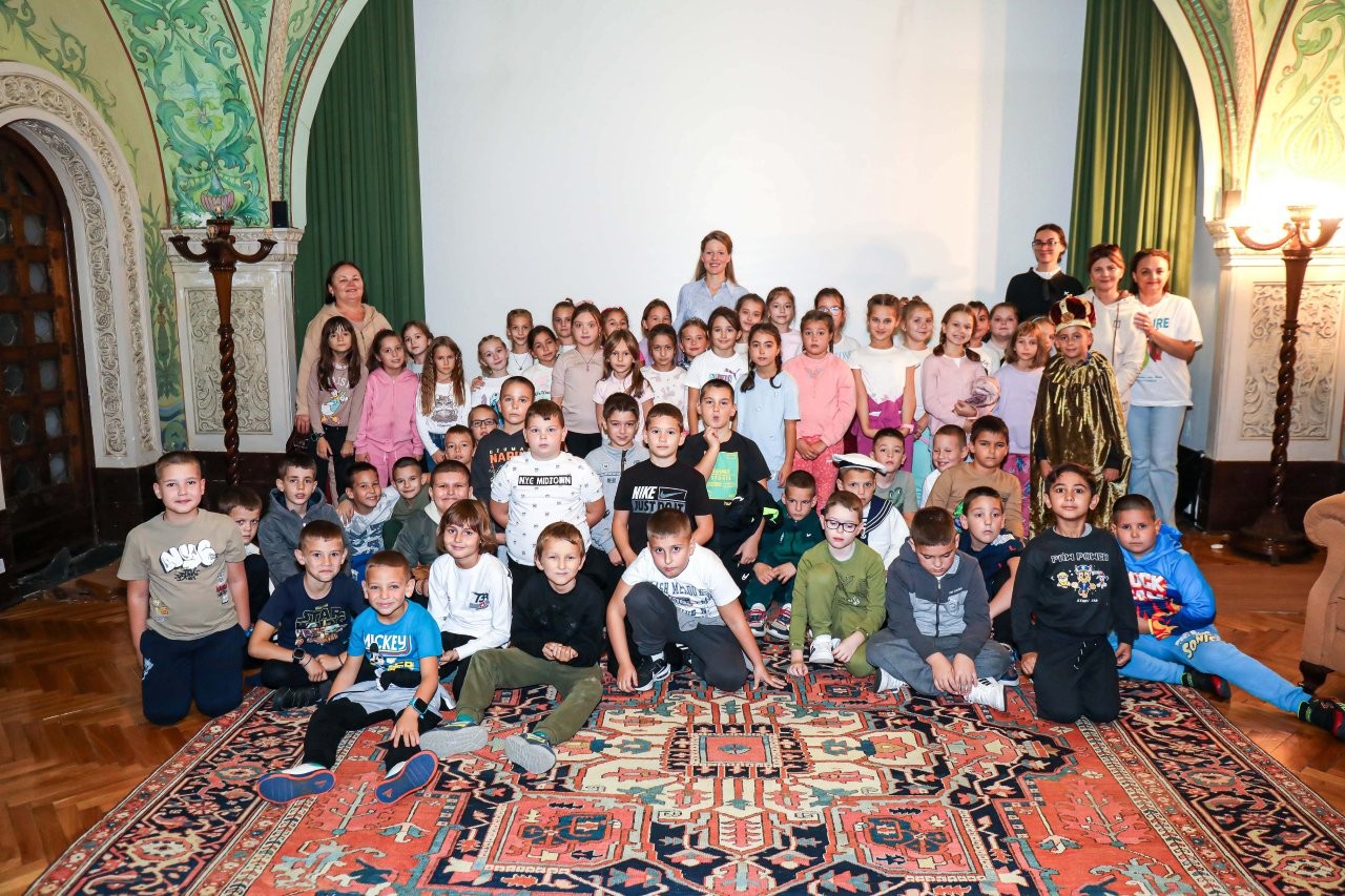 ПРИНЦ НАСЛЕДНИК ФИЛИП И ПРИНЦЕЗА ДАНИЦА ДОМАЋИНИ РАДИОНИЦЕ ПОД ОТВОРЕНИМ НЕБОМ У КРАЉЕВСКОМ ДВОРУ HEREDITARY PRINCE FILIP AND PRINCESS DANICA WELCOMED WORKSHOP UNDER THE OPEN SKY AT THE ROYAL PALACE