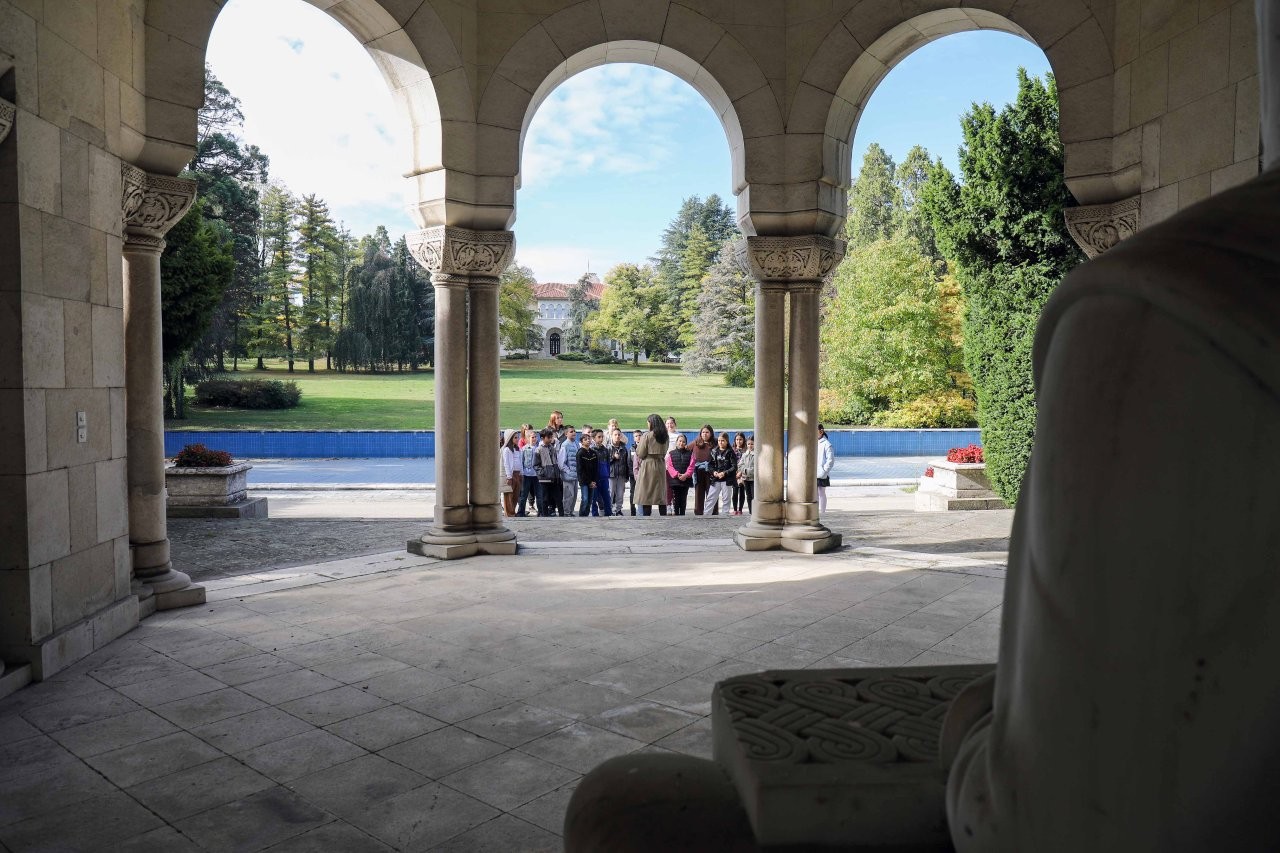 ПРИНЦ НАСЛЕДНИК ФИЛИП И ПРИНЦЕЗА ДАНИЦА ДОМАЋИНИ РАДИОНИЦЕ ПОД ОТВОРЕНИМ НЕБОМ У КРАЉЕВСКОМ ДВОРУ HEREDITARY PRINCE FILIP AND PRINCESS DANICA WELCOMED WORKSHOP UNDER THE OPEN SKY AT THE ROYAL PALACE