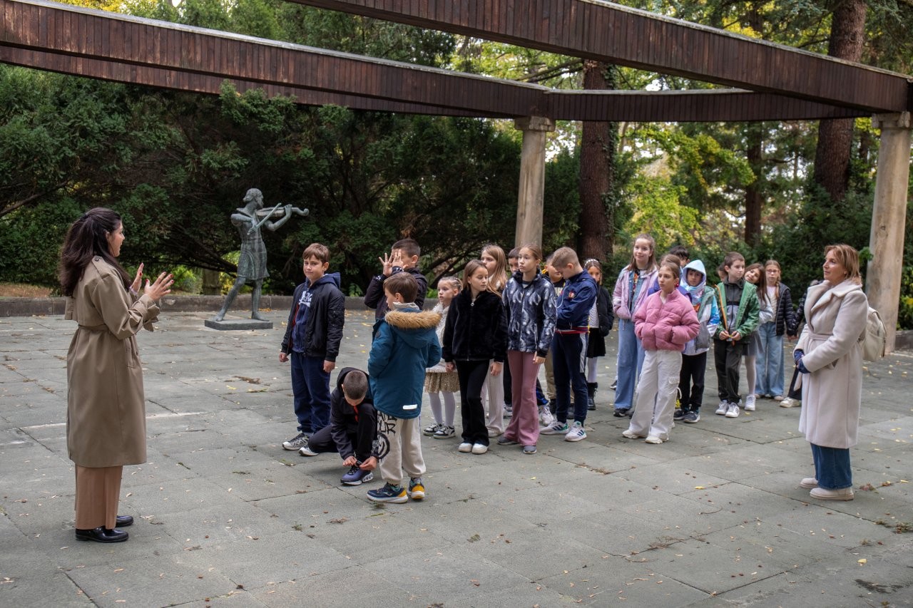 ПРИНЦ НАСЛЕДНИК ФИЛИП И ПРИНЦЕЗА ДАНИЦА ДОМАЋИНИ РАДИОНИЦЕ ПОД ОТВОРЕНИМ НЕБОМ У КРАЉЕВСКОМ ДВОРУ HEREDITARY PRINCE FILIP AND PRINCESS DANICA WELCOMED WORKSHOP UNDER THE OPEN SKY AT THE ROYAL PALACE