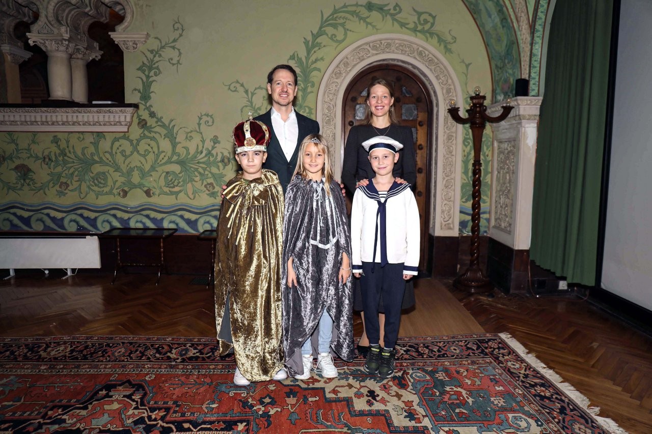 ПРИНЦ НАСЛЕДНИК ФИЛИП И ПРИНЦЕЗА ДАНИЦА ДОМАЋИНИ РАДИОНИЦЕ ПОД ОТВОРЕНИМ НЕБОМ У КРАЉЕВСКОМ ДВОРУ HEREDITARY PRINCE FILIP AND PRINCESS DANICA WELCOMED WORKSHOP UNDER THE OPEN SKY AT THE ROYAL PALACE