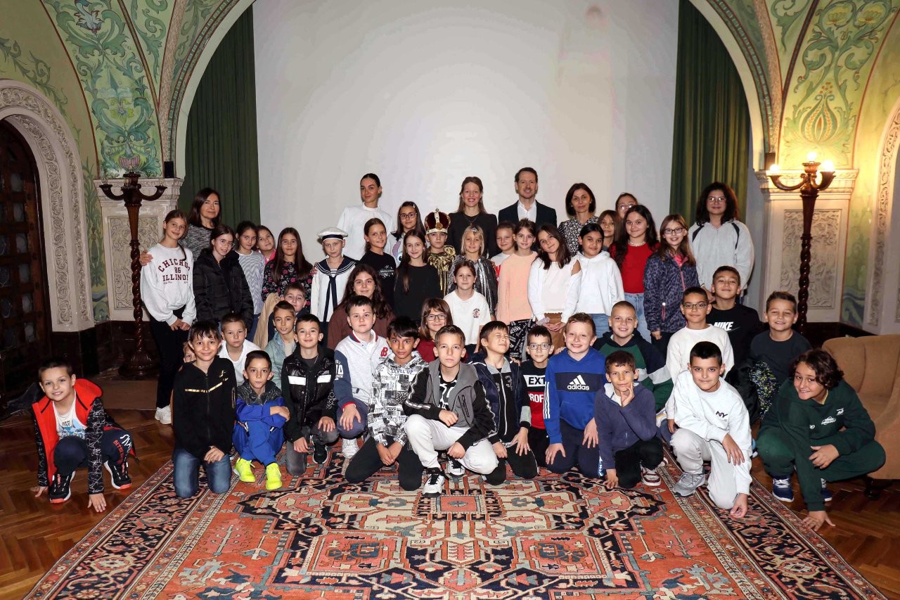 ПРИНЦ НАСЛЕДНИК ФИЛИП И ПРИНЦЕЗА ДАНИЦА ДОМАЋИНИ РАДИОНИЦЕ ПОД ОТВОРЕНИМ НЕБОМ У КРАЉЕВСКОМ ДВОРУ HEREDITARY PRINCE FILIP AND PRINCESS DANICA WELCOMED WORKSHOP UNDER THE OPEN SKY AT THE ROYAL PALACE