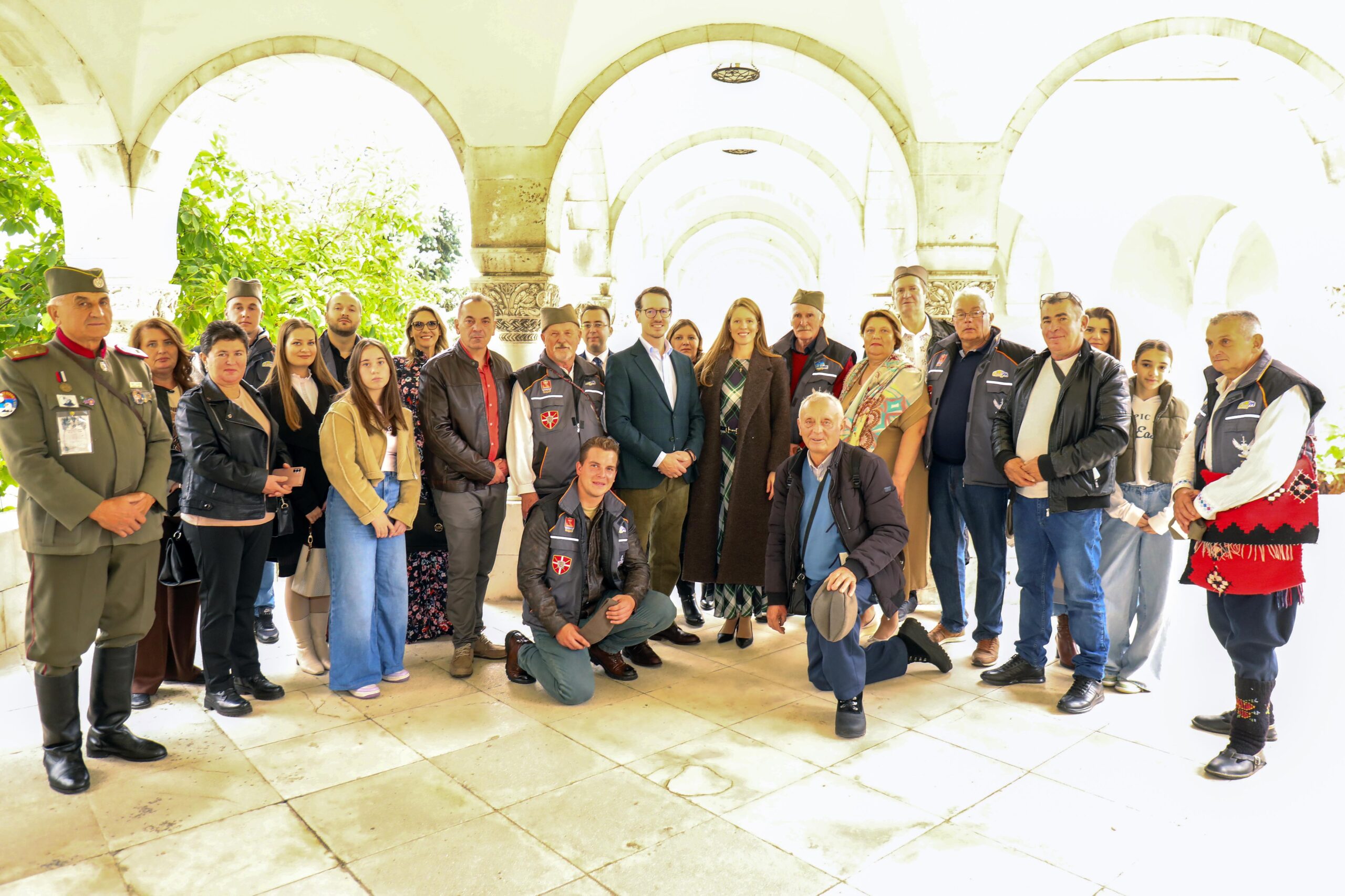 ПРИНЦ НАСЛЕДНИК ФИЛИП УГОСТИО ПОТОМКЕ ГВОЗДЕНОГ ПУКА У КРАЉЕВСКОМ ДВОРУ ПРИНЦ НАСЛЕДНИК ФИЛИП УГОСТИО ПОТОМКЕ ГВОЗДЕНОГ ПУКА У КРАЉЕВСКОМ ДВОРУ