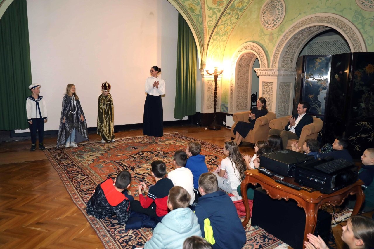 ПРИНЦ НАСЛЕДНИК ФИЛИП И ПРИНЦЕЗА ДАНИЦА ДОМАЋИНИ РАДИОНИЦЕ ПОД ОТВОРЕНИМ НЕБОМ У КРАЉЕВСКОМ ДВОРУ HEREDITARY PRINCE FILIP AND PRINCESS DANICA WELCOMED WORKSHOP UNDER THE OPEN SKY AT THE ROYAL PALACE