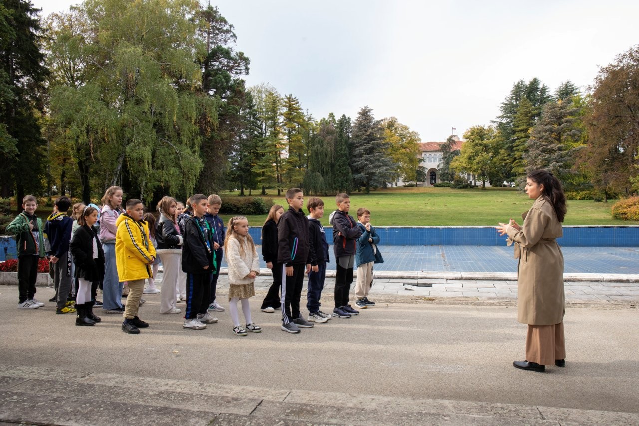 ПРИНЦ НАСЛЕДНИК ФИЛИП И ПРИНЦЕЗА ДАНИЦА ДОМАЋИНИ РАДИОНИЦЕ ПОД ОТВОРЕНИМ НЕБОМ У КРАЉЕВСКОМ ДВОРУ HEREDITARY PRINCE FILIP AND PRINCESS DANICA WELCOMED WORKSHOP UNDER THE OPEN SKY AT THE ROYAL PALACE