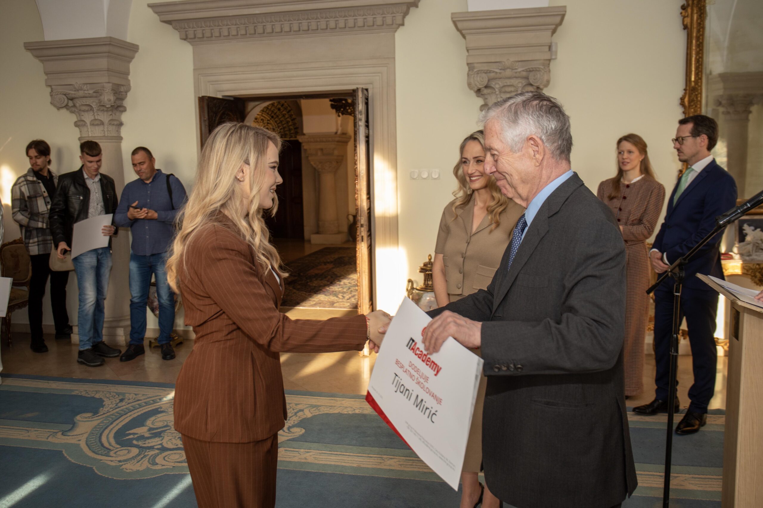 ПРЕСТОЛОНАСЛЕДНИК АЛЕКСАНДАР ДОДЕЛИО БЕСПЛАТНЕ СТИПЕНДИЈЕ БУДУЋИМ ИТ СТРУЧЊАЦИМА CROWN PRINCE ALEXANDER AWARDS FUTURE IT EXPERTS WITH FREE SCHOLARSHIPS