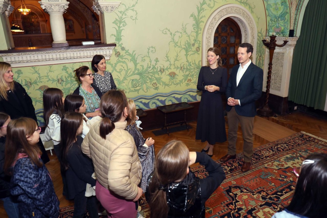 ПРИНЦ НАСЛЕДНИК ФИЛИП И ПРИНЦЕЗА ДАНИЦА ДОМАЋИНИ РАДИОНИЦЕ ПОД ОТВОРЕНИМ НЕБОМ У КРАЉЕВСКОМ ДВОРУ HEREDITARY PRINCE FILIP AND PRINCESS DANICA WELCOMED WORKSHOP UNDER THE OPEN SKY AT THE ROYAL PALACE