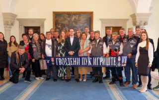 ПРИНЦ НАСЛЕДНИК ФИЛИП УГОСТИО ПОТОМКЕ ГВОЗДЕНОГ ПУКА У КРАЉЕВСКОМ ДВОРУ