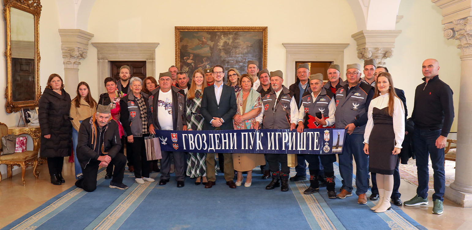 ПРИНЦ НАСЛЕДНИК ФИЛИП УГОСТИО ПОТОМКЕ ГВОЗДЕНОГ ПУКА У КРАЉЕВСКОМ ДВОРУ