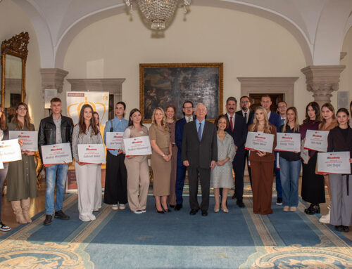 ПРЕСТОЛОНАСЛЕДНИК АЛЕКСАНДАР ДОДЕЛИО БЕСПЛАТНЕ СТИПЕНДИЈЕ БУДУЋИМ ИТ СТРУЧЊАЦИМА