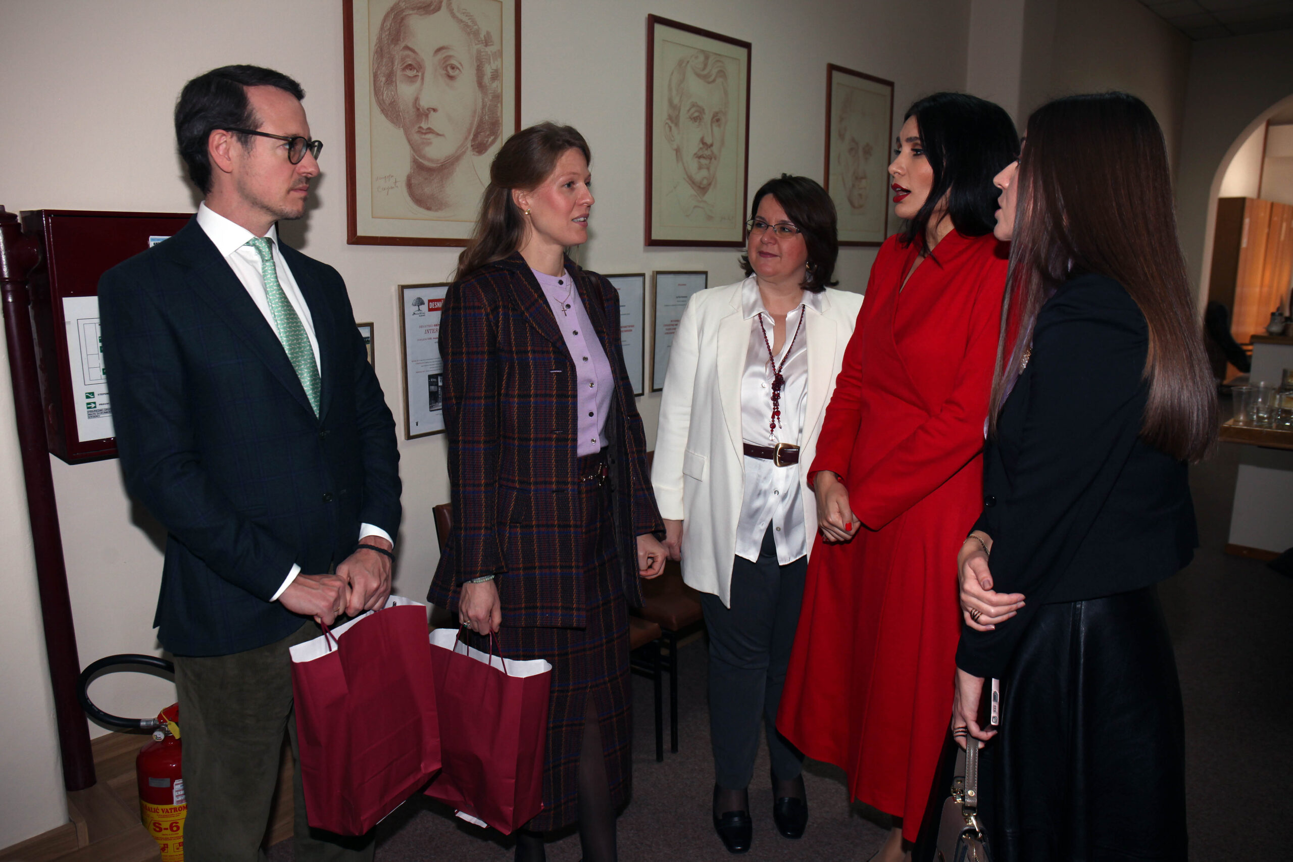 КРАЉЕВСКА ПОРОДИЦА ПОДРЖАЛА ПРВИ НАУЧНИ СКУП „КАРАЂОРЂЕВИЋИ И КЊИЖЕВНОСТ“ ROYAL FAMILY SUPPORTS FIRST SCIENTIFIC GATHERING “THE KARADJORDJEVICS AND LITERATURE”