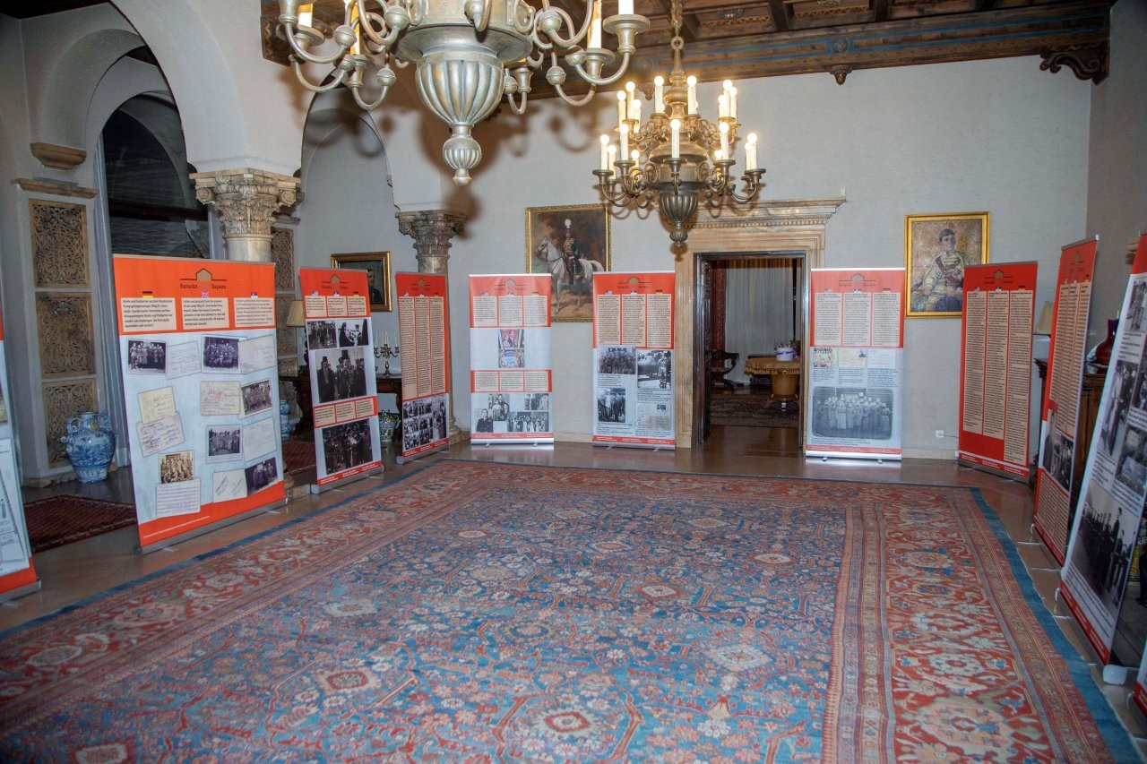 VEČE SEĆANjA I PRATEĆA IZLOŽBA „KORENI I KRILA“ U KRALjEVSKOM DVORU "ROOTS AND WINGS" MEMORIAL EVENING AND EXHIBITION AT THE ROYAL PALACE