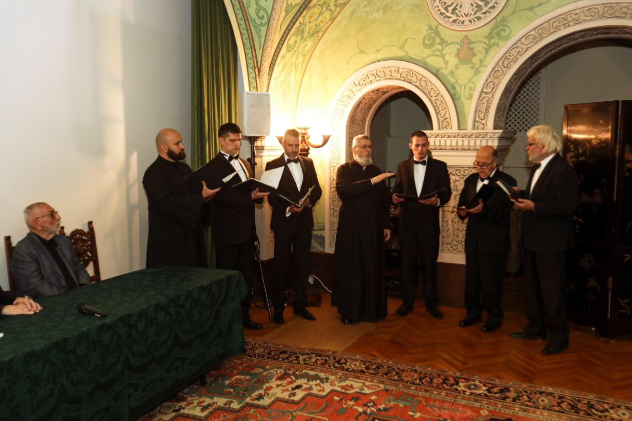 VEČE SEĆANjA I PRATEĆA IZLOŽBA „KORENI I KRILA“ U KRALjEVSKOM DVORU "ROOTS AND WINGS" MEMORIAL EVENING AND EXHIBITION AT THE ROYAL PALACE