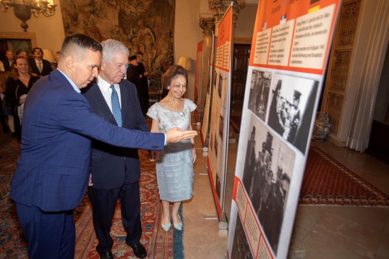 VEČE SEĆANjA I PRATEĆA IZLOŽBA „KORENI I KRILA“ U KRALjEVSKOM DVORU "ROOTS AND WINGS" MEMORIAL EVENING AND EXHIBITION AT THE ROYAL PALACE