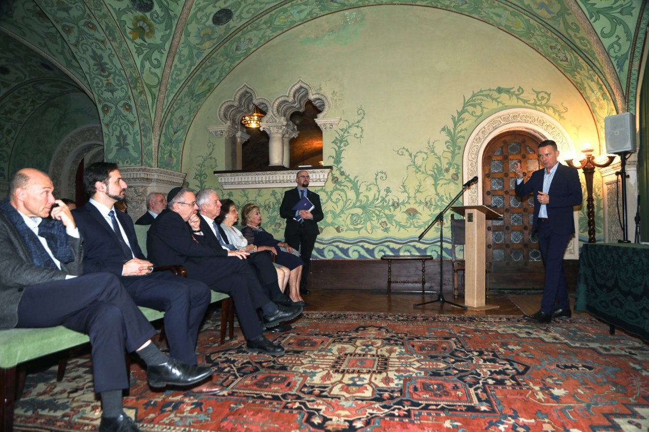 VEČE SEĆANjA I PRATEĆA IZLOŽBA „KORENI I KRILA“ U KRALjEVSKOM DVORU "ROOTS AND WINGS" MEMORIAL EVENING AND EXHIBITION AT THE ROYAL PALACE