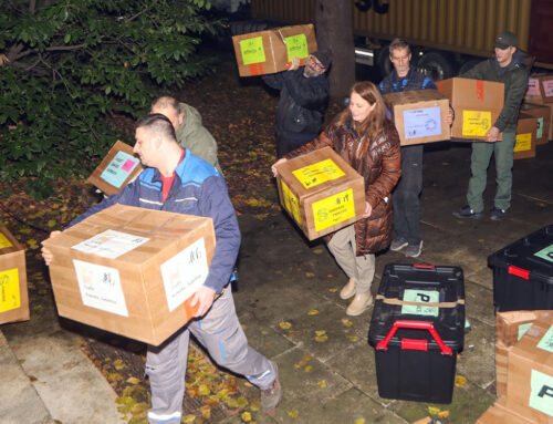 HILjADE BOŽIĆNIH PAKETA LAJFLAJN ČIKAGA ZA DECU BEZ RODITELjSKOG STARANjA STIGLI U KRALjEVSKI DVOR