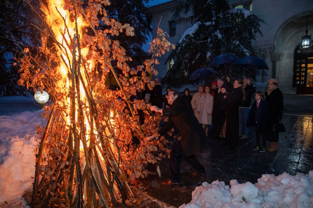 BADNjE VEČE U KRALjEVSKOM DVORU – POŠTOVANjE STARE TRADICIJE CHRISTMAS EVE AT THE ROYAL PALACE – FOLLOWING OLD TRADITIONS